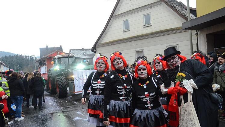 Fast tausend Teilnehmer mit Gruppen und Motivwagen waren in Rothenkirchen dabei.Karl-Heinz Hofmann