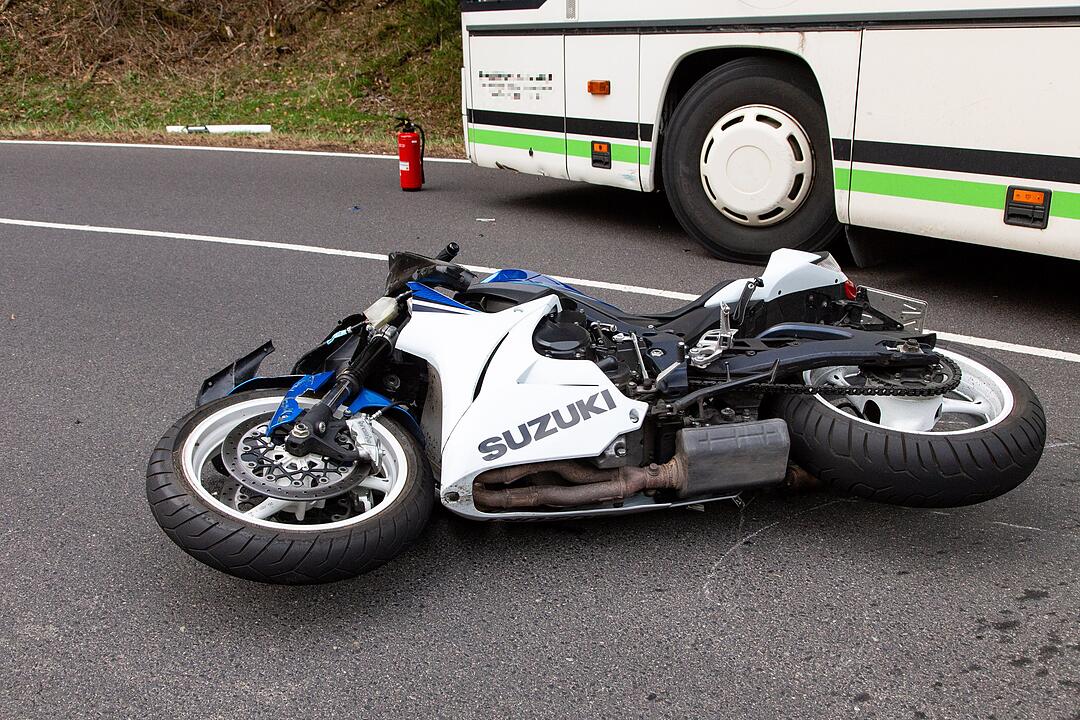 Motorrad kollidiert mit Linienbus: Coburger stirbt bei Unfall in Thüringen