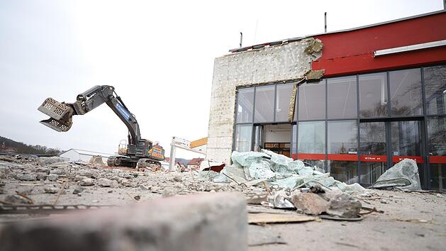 Viel ist vom ehemaligen Hagebaumarkt in der Siechenangerstra&szlig;e nicht mehr zu sehen. Foto: Marian Hamacher