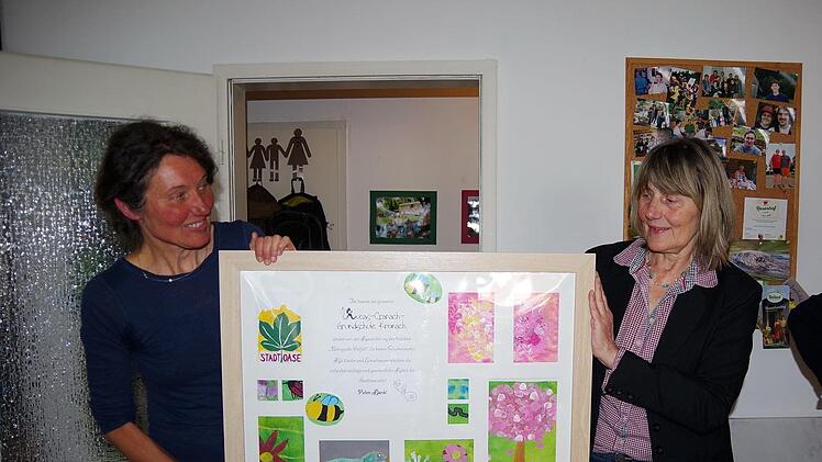 Susanne Meier (links) und Elisabeth Hoffmann (rechts) freuten sich über eine von der Lucas-Cranach-Schule anlässlich der Ausstellung gestaltete Collage.Heike Schülein