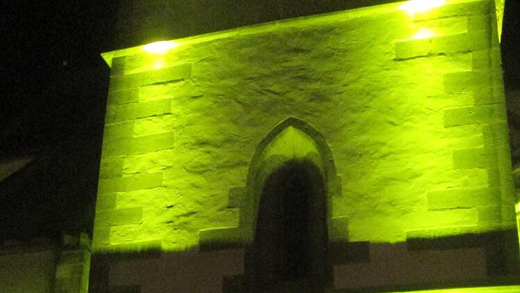 Der Kirchturm im neuen Licht. Ein Illuminator tauchte ihn in verschiedene Farben. Foto: Winfried Ehling