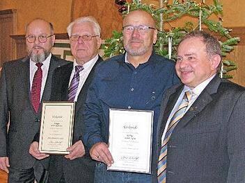 Stellvertretender Bezirksvorsitzender Bernd Seubert (links) und Ortsgruppenvorsitzender Rüdiger Geiger (rechts) flankieren die ausgezeichneten Mitglieder aus dem GDL-Einzugsbereich Coburg Herbert Kiesewetter und Hartmut Götz.  Foto: Klaus Oelzner