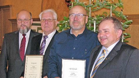 Stellvertretender Bezirksvorsitzender Bernd Seubert (links) und Ortsgruppenvorsitzender Rüdiger Geiger (rechts) flankieren die ausgezeichneten Mitglieder aus dem GDL-Einzugsbereich Coburg Herbert Kiesewetter und Hartmut Götz.  Foto: Klaus Oelzner