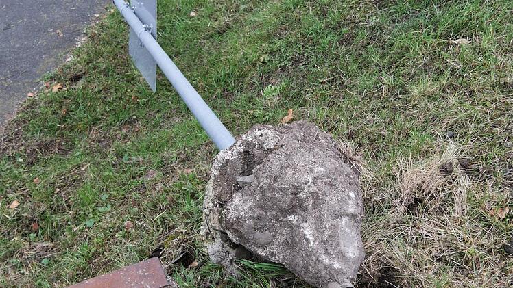 Samt Verankerung wurde das Schild aus dem Boden gerissen.
