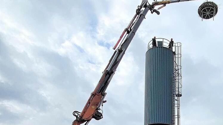 Der st&auml;dtische Bauhof und ein Metallbaubetrieb brachten auf dem Turm der Lichtenfelser Kl&auml;ranlage ein Storchennest an.