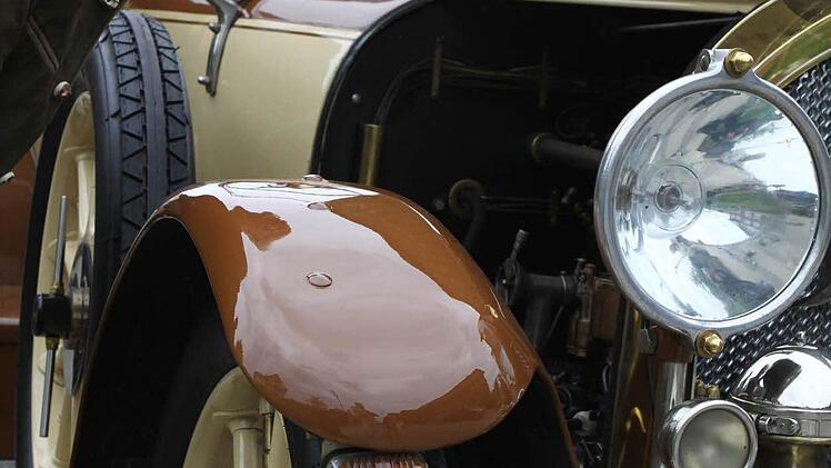 Ludwig Donhauser, Jahrgang 1924, Brückenauer VW-Urgestein begutachtet das Innenleben des 8/25