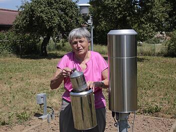 Berta Stein bei ihrer Wetterstation in Kasberg. Früher musste sie hier die Niederschlagsmenge von Hand messen.  Fotos: Josef Hofbauer