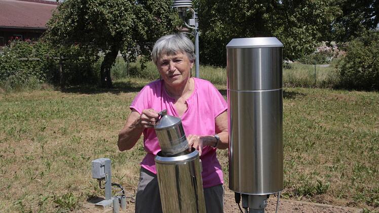 Berta Stein bei ihrer Wetterstation in Kasberg. Früher musste sie hier die Niederschlagsmenge von Hand messen.  Fotos: Josef Hofbauer