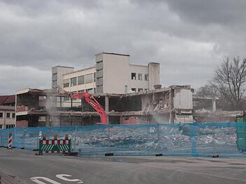 Ein Zeitdenkmal verschwindet: Der Sagasser-Komplex an der Callenberger Straße wird derzeit abgerissen. Fotos: Simone Bastian
