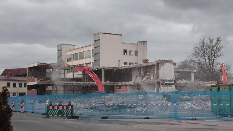 Ein Zeitdenkmal verschwindet: Der Sagasser-Komplex an der Callenberger Straße wird derzeit abgerissen. Fotos: Simone Bastian