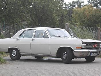 Was ist ein Opel Admiral wert, der über 50 Jahre auf dem Blech-Buckel hat? Der Gutachter Hans Limpert taxiert den genauen Wert des Wagens. Foto: Matthias Einwag