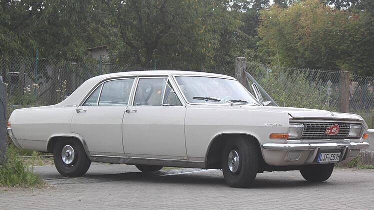 Was ist ein Opel Admiral wert, der über 50 Jahre auf dem Blech-Buckel hat? Der Gutachter Hans Limpert taxiert den genauen Wert des Wagens. Foto: Matthias Einwag