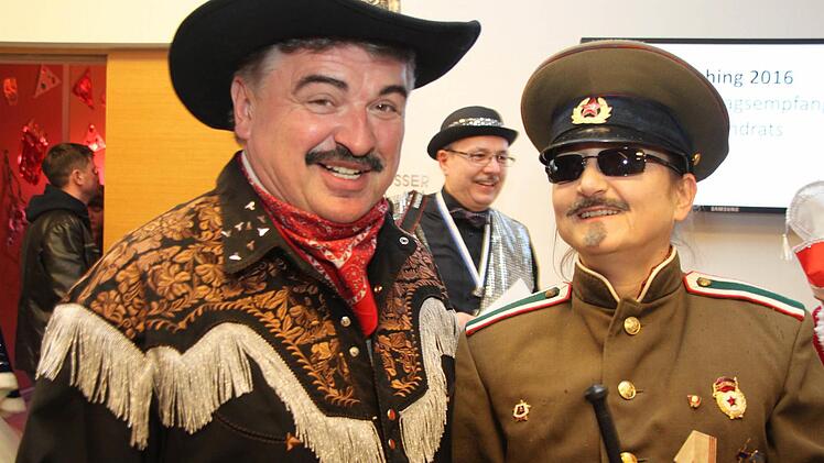 Einmal Faschingsfreund - immer Faschingsfreund: Susanne Luber, Ärztin in Stadtsteinach, fühlt in einer Original-Uniform (!) als russischer General dem Kulmbacher Towaritsch Klaus Peter Söllner auf den Zahn. Fotos: Jochen Nützel