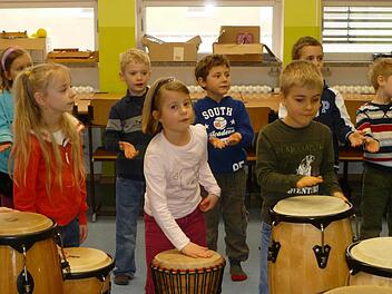 Kinder erforschen das Trommeln: Unser Bild zeigt eine erste Jeki-Klasse an einer Grundschule im Kreis Bamberg aus dem Jahr 2011. Foto: Kreismusikschule/Archiv