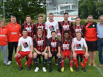 Viele neue Gesichter beim TSV Meeder (hinten, von links): Spielleiter Dieter Sommer, Trainer Stefan N&ouml;th, Julian Glei&szlig;ner, Leon Pietsch (beide eigene Jugend), Florian Schubert (vorher TSV Oberlauter), Johannes Florsch&uuml;tz (vorher FC Oberwohlsbach), Sebastian Hellwig (eigene Jugend), Abteilungsleiter Fu&szlig;ball Martin Flursch&uuml;tz, Vorstand Helmut Meyer. Vorne von links: Denis Mujanovic (vorher FC Oberwohlsbach), Alexander Heilingloh, Johannes Bohl, Nahom Andemikael, Lukas Dre&szlig;el (alle eigenen Jugen...