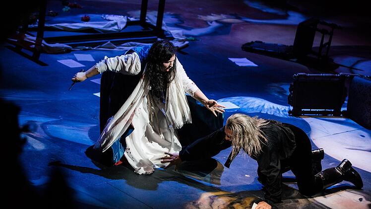 Die Neuinszenierung von Puccinis Oper "Tosca" eröffnete den Premieren-Reigen am Landestheater Coburg.Foto: Sebastian Buff