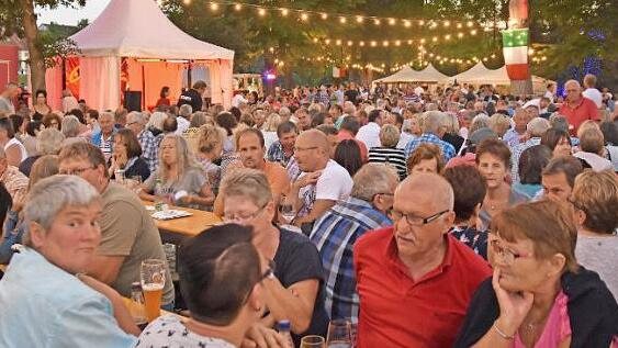 Besonders romantisch war es am Freitag und Samstag bei der "Italienischen Nacht" des SV Sylbach, als der Festplatz mit tausend Lichtern schön beleuchtet wurde. Fotos: Ulrike Langer