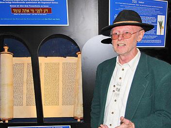 Die alte Maßbacher Synagoge wurde von der Marktgemeinde gekauft. Hier soll  ein Museum eingerichtet werden, das an das frühere jüdische Leben in der  Gemeinde erinnert. Klaus Bub hat schon eine Reihe von Stücken beieinander,  darunter diese Thorarolle. Foto: Dieter Britz