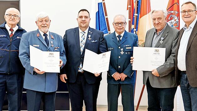 Oberb&uuml;rgermeister Andreas Starke (rechts) zeichnete Peter S&uuml;&szlig; (Zweiter von rechts) f&uuml;r 50 Jahre beim Technischen Hilfswerk aus, Fabian Reh (Vierter von rechts) und Hans-Joachim Wagner (Zweiter von links) f&uuml;r jeweils 25 Jahre Engagement beim Maltes...