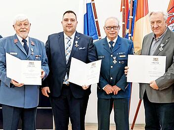 Oberbürgermeister Andreas Starke (rechts) zeichnete Peter Süß (Zweiter von rechts) für 50 Jahre beim Technischen Hilfswerk aus, Fabian Reh (Vierter von rechts) und Hans-Joachim Wagner (Zweiter von links) für jeweils 25 Jahre Engagement beim Maltes...