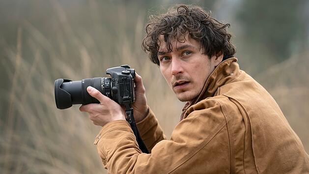 Der junge Fotograf Alexander Jaromin (Noah Saavedra), der unter einem Decknamen im Zeugenschutz in Athen lebt, will herausfinden, was ihm als Kind passierte. In der sechsteiligen Politthriller-Serie "Das zweite Attentat" ist er auf der Suche nach dem Mörder seines Vaters und seiner Schwester.