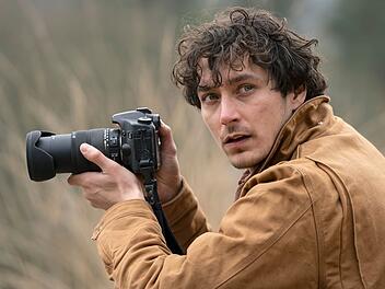 Der junge Fotograf Alexander Jaromin (Noah Saavedra), der unter einem Decknamen im Zeugenschutz in Athen lebt, will herausfinden, was ihm als Kind passierte. In der sechsteiligen Politthriller-Serie "Das zweite Attentat" ist er auf der Suche nach dem Mörder seines Vaters und seiner Schwester.