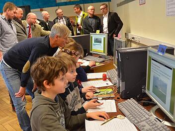 Die Weißenbrunner Schule versucht immer wieder, ihren Schülern neue Angebote zu unterbreiten. Um die so genannte Modus-Schule noch weiter voranzubringen, möchte Schulleiter Ralf Knöchel (hinten links) den Bundesfreiwilligendienst einbinden. Foto: Archiv/Karl-Heinz Hofmann