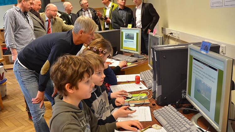 Die Weißenbrunner Schule versucht immer wieder, ihren Schülern neue Angebote zu unterbreiten. Um die so genannte Modus-Schule noch weiter voranzubringen, möchte Schulleiter Ralf Knöchel (hinten links) den Bundesfreiwilligendienst einbinden. Foto: Archiv/Karl-Heinz Hofmann
