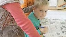 Die Mittagsbetreuung umfasst auch Hausaufgaben an der Grundschule Weißenbrunn. Foto: eh