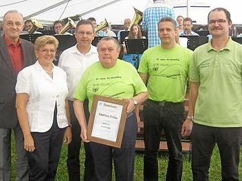 Für 50 Jahre Mitgliedschaft beim Aero-Club Teuschnitz wurde Günter Fröba geehrt: Mit im Bild (von links) Karl-Heinz Fick, Bürgermeisterin Gabriele Weber, Ulrich Braune, Günter Fröba, stellvertretender Vorsitzender Ulli Raab und Vorsitzender Thomas Jungkunz. Foto: Paul Hader