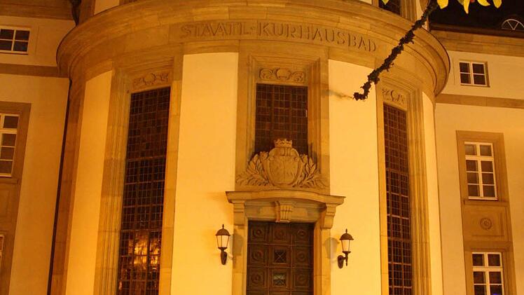 Das nächlich beleuchtete Kurhausbad. Foto: Ralf Ruppert