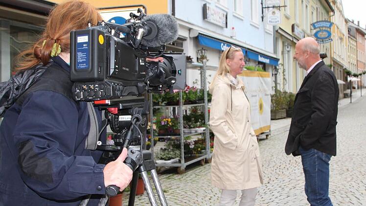 Kämpft für Erdkabel: Hans-Josef Fell spricht mit Sabine Frühbuss. Die Journalistin drehte für die Sendung "Unkraut" in Bad Brückenau. Foto: Ulrike Müller
