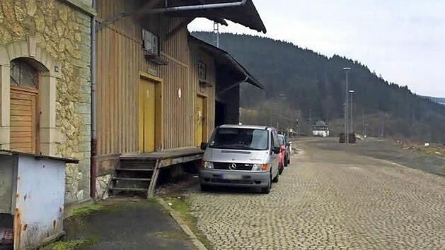 Das Bahnhofsgel&auml;nde befindet sich im Eigentum der Bahn. Die Stadt will es nun aber nicht zuletzt aufgrund dessen, dass f&uuml;r Ludwigsstadt ein IC-Halt geplant ist, im Rahmen der St&auml;dtebauf&ouml;rderung sanieren. Foto: Frank Ziener