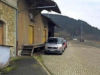 Das Bahnhofsgelände befindet sich im Eigentum der Bahn. Die Stadt will es nun aber nicht zuletzt aufgrund dessen, dass für Ludwigsstadt ein IC-Halt geplant ist, im Rahmen der Städtebauförderung sanieren. Foto: Frank Ziener