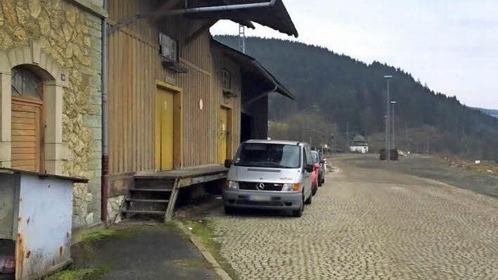 Das Bahnhofsgelände befindet sich im Eigentum der Bahn. Die Stadt will es nun aber nicht zuletzt aufgrund dessen, dass für Ludwigsstadt ein IC-Halt geplant ist, im Rahmen der Städtebauförderung sanieren. Foto: Frank Ziener