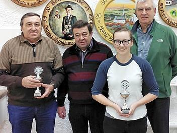 Beim letzten Rundenwettkampf wurden die Teiler-Pokale überreicht: (von links) Walter Raab, Voritzender Harald Scherbel (beide SV Förtschendorf), Carolin Grüdl (SG Ludwigsstadt III) und Obmann Wolfgang Bergmann (SG Rothenkirchen). Foto: K.-H. Hofmann
