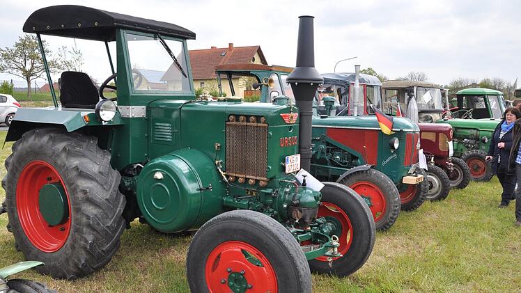 Beim Maifest in Weichtungen trafen sich Oldtimer-Traktoren und auch Oldtimer-Autos. Foto: Daniel Wiener