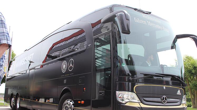 Die Nationalmannschaft kam etwas früher am Teamhotel in Herzogenaurach an, als gedacht. Viele Fans mussten deswegen lange auf eine Begegnung mit den Spielern warten. Foto: Jann Weckel