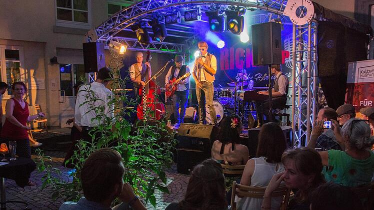 Die Band "Rickbop & The Hurricanes" spielte zum Auftakt der Reihe "Abendlicht" des Kulturamts Haßfurt live im Rathausinnenhof und begeisterte Jung und Alt.
