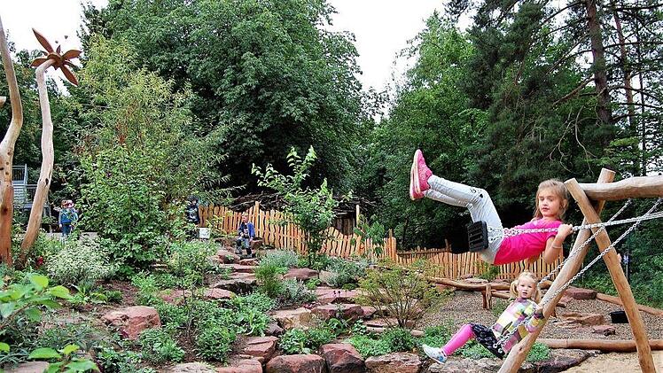 Die neue Schaukelanlage aus Robinienholz in der neu gestalteten Gartenanlage