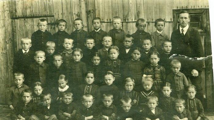 Das Einschulungsbild von 1919 aus Oberweißenbrunn. Es ist jedoch nicht bekannt, welches der Kinder Ottilie ist.  Adolf Benkert/Archiv Enders