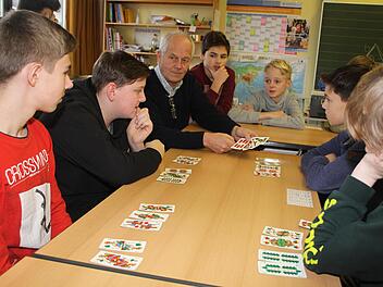 In Vierergruppen spielen die Siebt- und Achtklässler Schafkopf. Nicht nur zum Spaß, denn der Leiter der Stadtsteinacher Hauptschule, Michael Pfitzner, will mit dem Kurs auch verhindern, dass die fränkische Tradition verloren geht. Foto: Sonny Adam