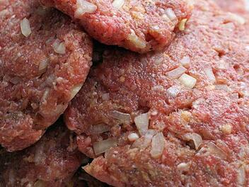Kurioser Diebstahl in NRW. Diebe entwendeten drei Kilogramm Mett. Symbolbild: pixabay.com/webandi