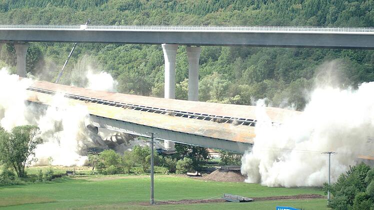 Spätestens seit 2013 weltberühmt: Die Rhönautobahn. Vor fünf Jahren wurde die alte Sinntalbrücke direkt neben dem Neubau gesprengt. Foto: Sebastian Schmitt
