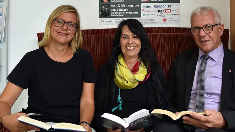 Silke Brochloß-Gerner (von links), Leiterin "Kultur und Tourismus", Petra Zirkler vom Kulturamt Haßfurt live und Bürgermeister Günther Werner sind begeisterte Leseratten und freuen sich schon jetzt auf das zweite Literaturfestival im September.Ulrike Langer