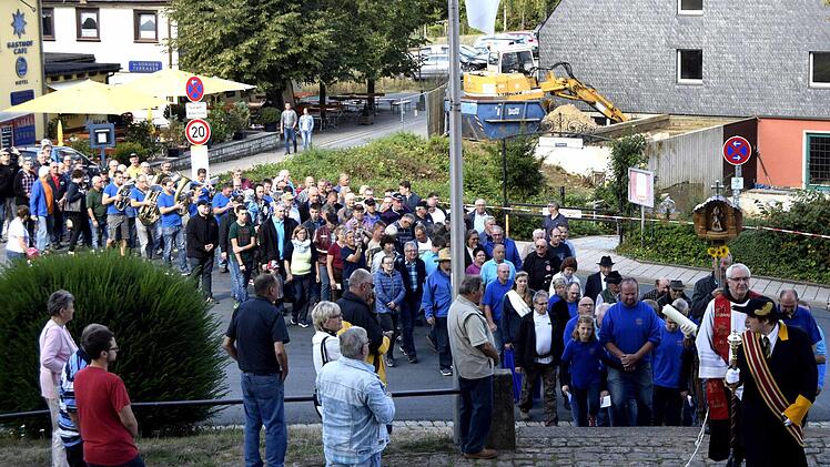 Kirchenschweizer Daniel Reitz und Pater Heribert Arens führten die Wallfahrer in die Basilika.