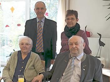 Marie Zuber mit Ehemann Leonhard sowie (dahinter) Bürgermeister Franz Uome und Schwiegertochter Christine Zuber Foto: Klaus-Peter Wulf