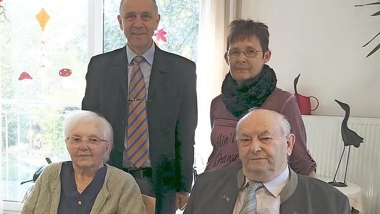Marie Zuber mit Ehemann Leonhard sowie (dahinter) Bürgermeister Franz Uome und Schwiegertochter Christine Zuber Foto: Klaus-Peter Wulf
