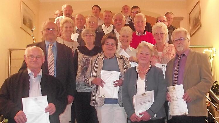 Bei den Ehrungen (vorne v. li.): Heinz Grampp, Walter Wicklein, Bezirksvorsitzende Betty Berdami, Renate Wicklein, Monika Ossmann, Renate Ullrich, Hannelore Ulrich und Vorsitzender Uwe Ossmann. Zweite Reihe v. li.: Hannelore Ühlin, Heinz Hübner, Walter Ullrich, Manfred Pichl, Jürgen Ulrich und Robert Probst. Hinten v. li.: Michael Wich, Karl-Heinz Ühlin, Simon Rupp, Klaus Ruppert, Herbert Fertsch, 2. Bürgermeister Michael Bohl und Wilhelm Thomas Foto: Dieter Wolf