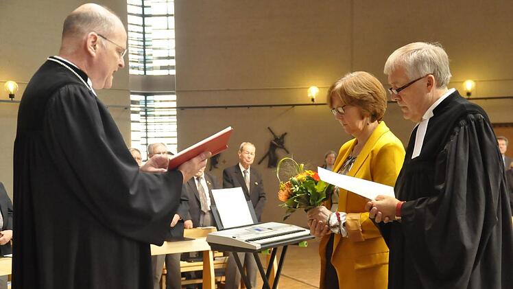 Dekan Oliver Bruckmann bei der Entpflichtung und Segen für Sabine und Philipp Klein (von links).Foto: Peter Klopf